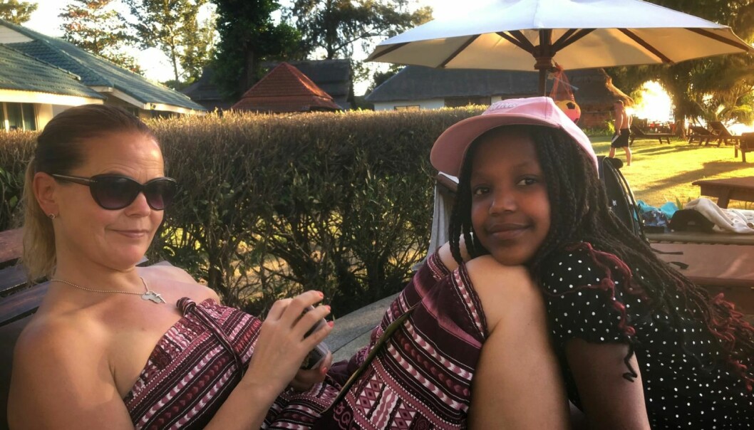 Birgittas dotter adopterade sitt barn från afrikanska Lesotho. Kvinna och yngre flicka sitter i solstol.
