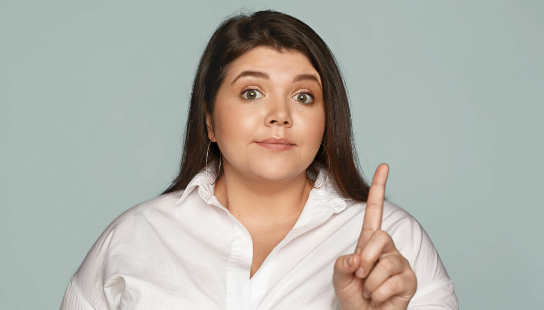 Se på din kritiska röst som en vän, som du snällt tillbakavisar när den tar över. Foto: Shutterstock/TT Kvinna som haller upp sitt pekfinger och tillbakavisar nagon.