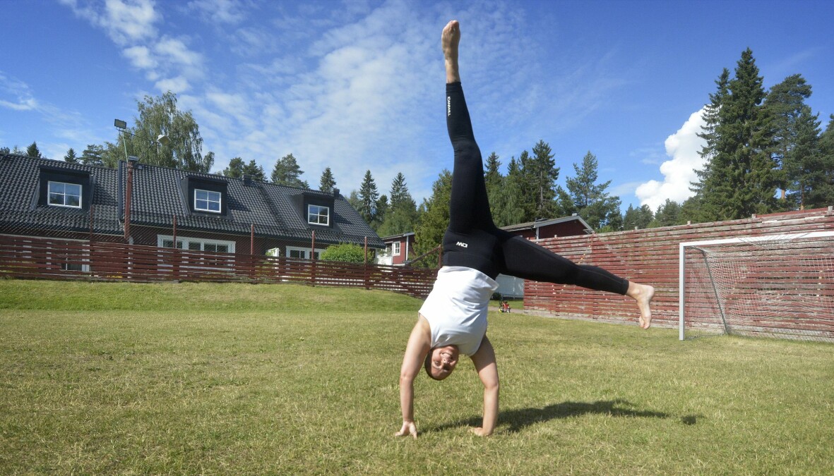 När man ser Sara Haldosson i dag är det svårt att tro att hon varit svårt skadad och suttit i rullstol i tio år, innan hon ställde den i förrådet för åtta år sedan. Kvinna som hjular på gräsmatta.
