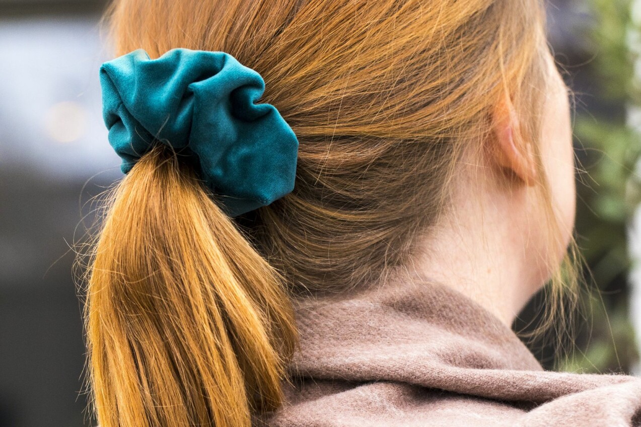 Kvinna som stylat håret med hemgjord scrunchie.