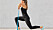 Kvinna tränar armar med ett träningsband.