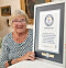 Kvinna med diplom från Guinnes world records