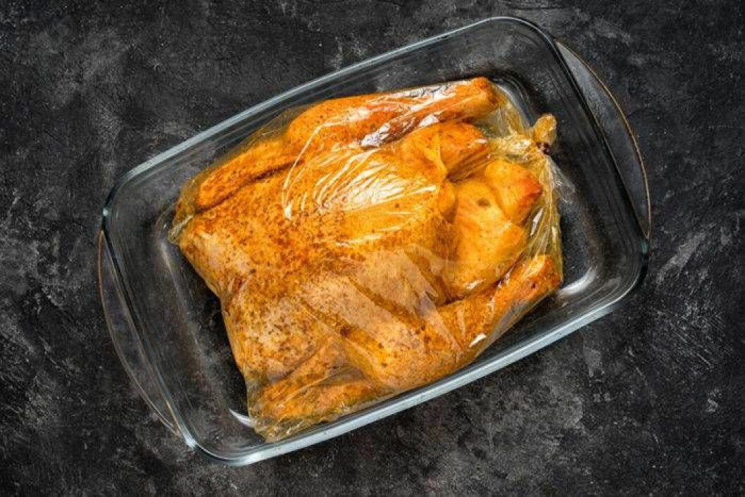 Det går bra att tillaga kött, fisk, kyckling eller grönsaker i stekpåse. Bild: Shutterstock/IBL Kyckling i stekpåse i ugnsform.