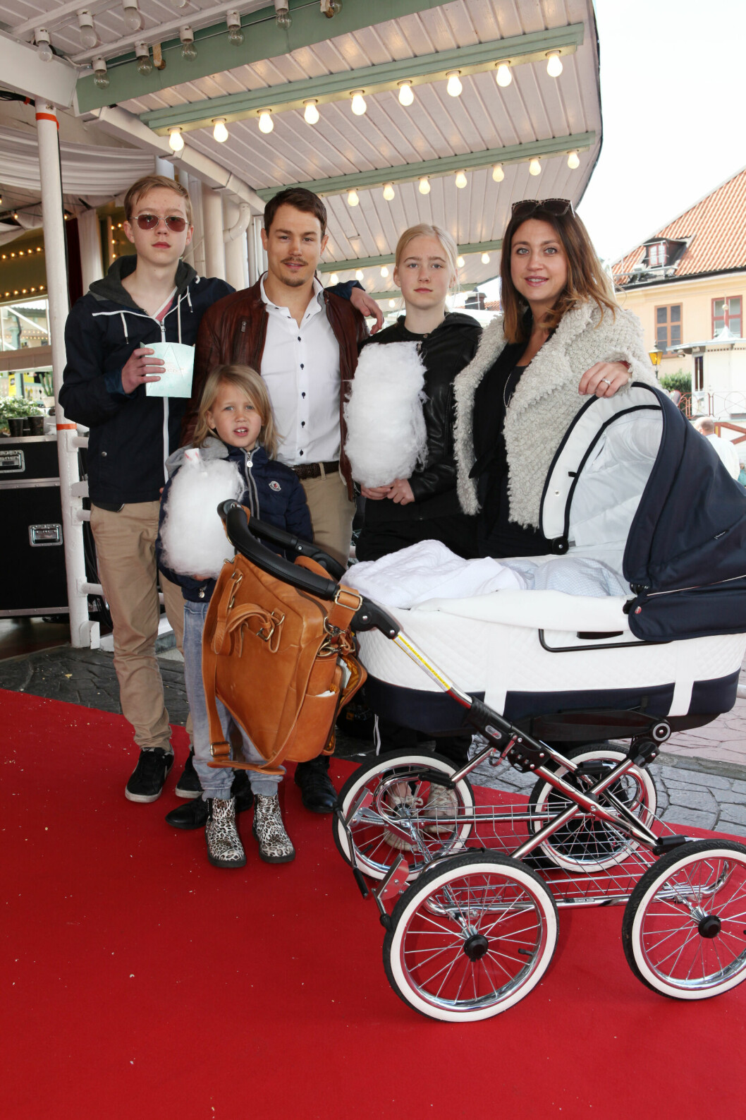 Camilla Läckberg med maken Simon Sköld och barnen Wille, Meja, Charlie och Polly på Gröna Lunds vårfest i Stockholm 2016. camilla läckberg med maken simon sköld och fyra barn