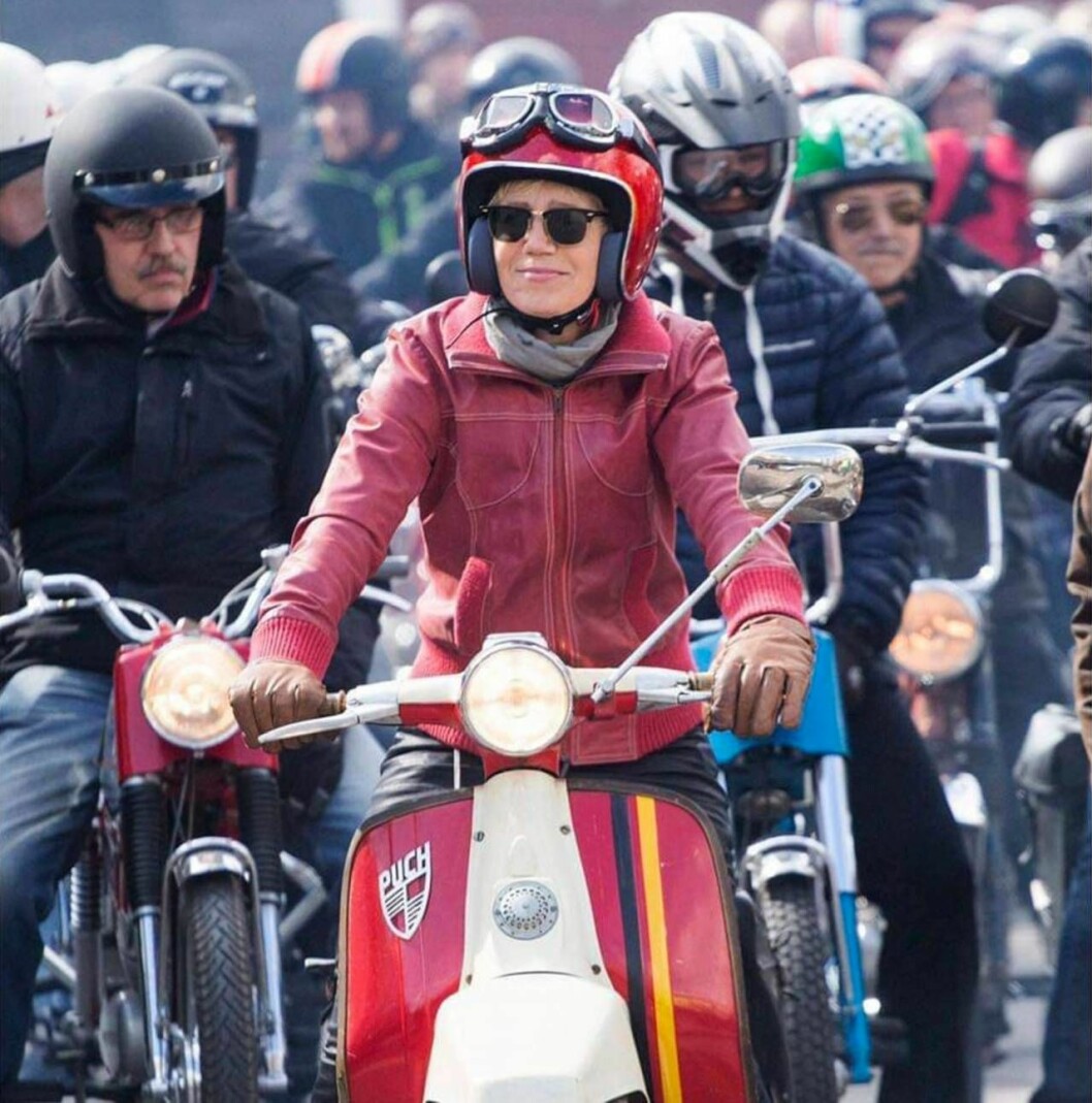 Att köra moped var en drömmarna på Lailas bucketlist. Hon tog mopedkörkort och köpte en Puch Alabama. Foto: Roger M Persson Laila kör sin Puch Alabama i Hudiksvall när hon var med på Tvåhjulsdagen.