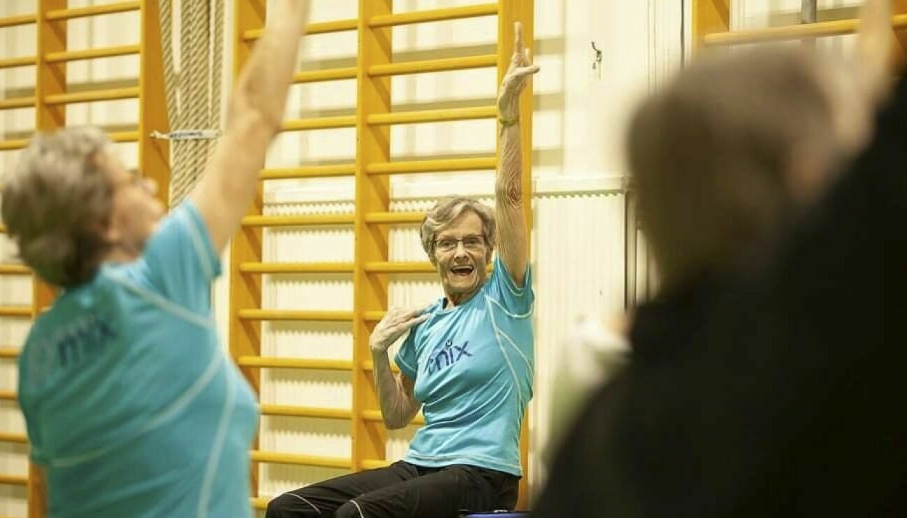Laila Hjalmarsson leder sitt-och-stå-gympa för seniorer på Tjörn.