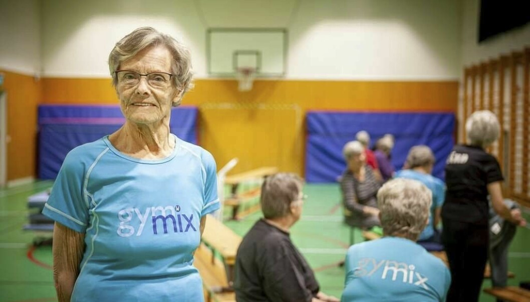 När Laila själv fick ont i ryggen för några år sedan kom hon på att man kan gympa lika bra sittandes på en stol. Laila Hjalmarsson, 82 år, leder gympa på Tjörn för andra seniorer.