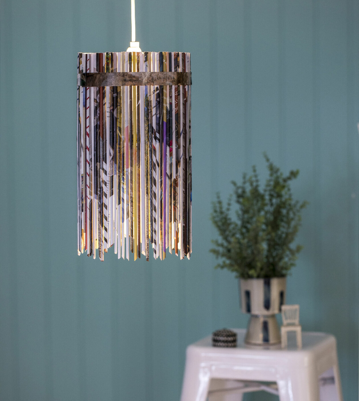 En fin lampskärm gör du av några tidningssidor samt ett gammalt lampskelett, alternativt köper du ett billigt. Vi använde skärmen Ringsta, 49 kr, Ikea. Den färdiga skärmen sprider ett vackert sken, likt en strålande sol! Lampskärm av tidningpapper