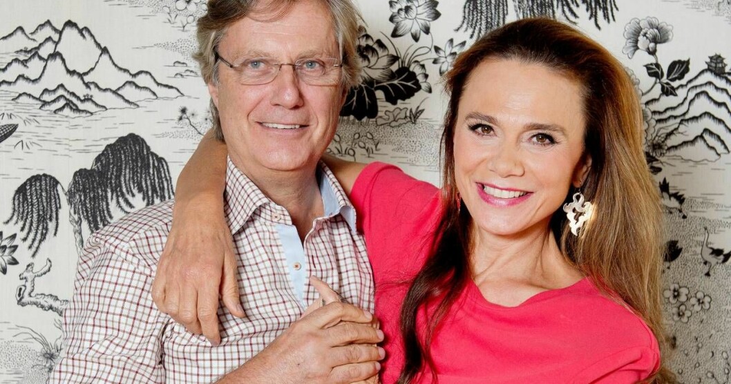 Man riktigt ser hur kärleken sprakar mellan Lasse Hallström och Lena Olin. Foto: Olle Sporring/XP/TT Lasse Hallström och Lena Olin.