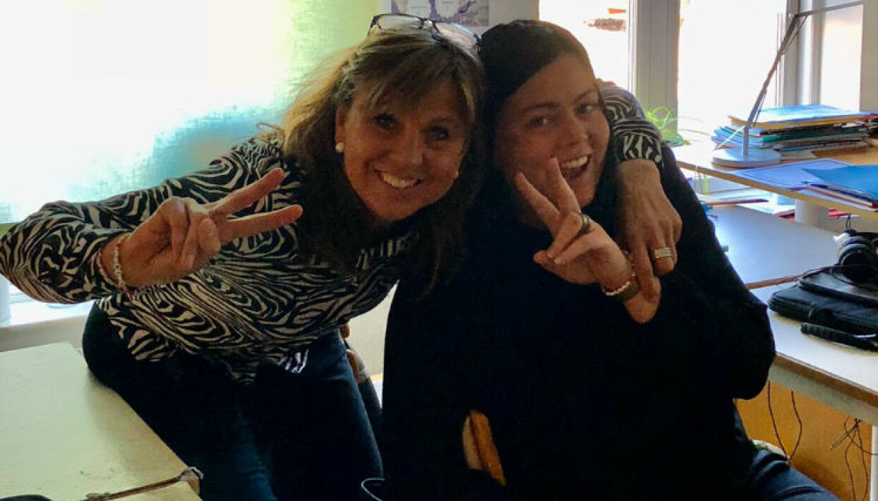Lärarna Gudrun Vilhelmsson och Gina Straise Müllern och deras elever hyllade Inga när hon inte kunde ha kalas på grund av Coronasmittan. Foto: Gina Straise Müllern Lärarna Gudrun Vilhelmsson och Gina Straise Müllern gör v-tecken med händerna.