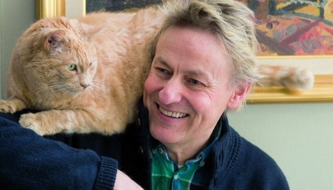 Lars Lerin, som är årets julvärd 2020, poserar med en katt på axeln.