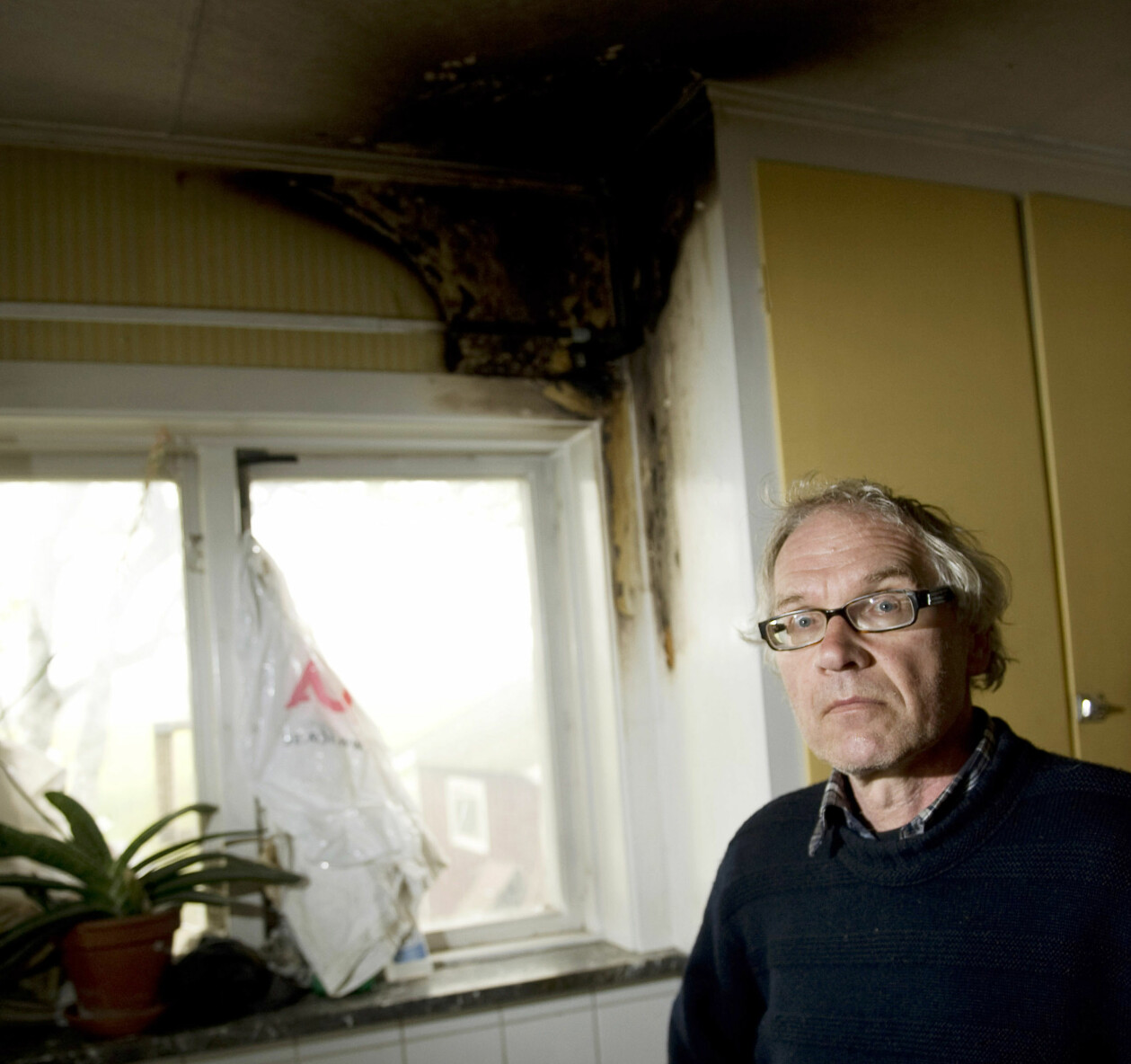 Lars Vilks i sitt hem i Nyhamnsläge efter det misslyckade attentatet. Lars Vilks i hus efter attentat