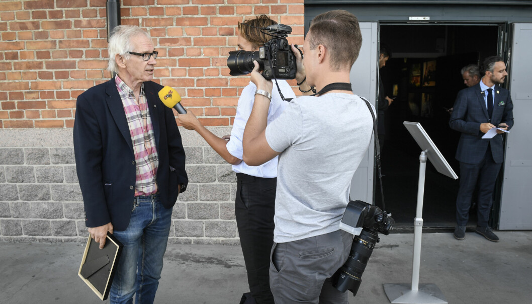 Lars Vilks lever med livvaktsskydd dygnet runt men är också en offentlig person och fullt verksam. Han har inga som helst planer på pension. Lars Vilks på Fotografiska