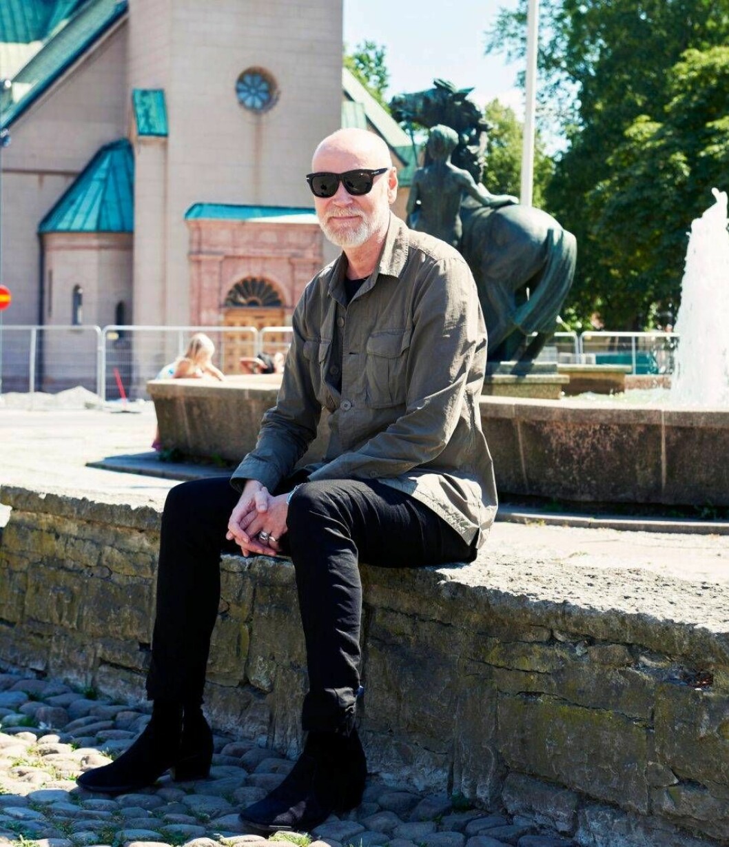 Lars vid skulpturen Livets Brunn på Hertig Johans torg, mitt i Skövde. Foto: Tommy Hvitfeldt