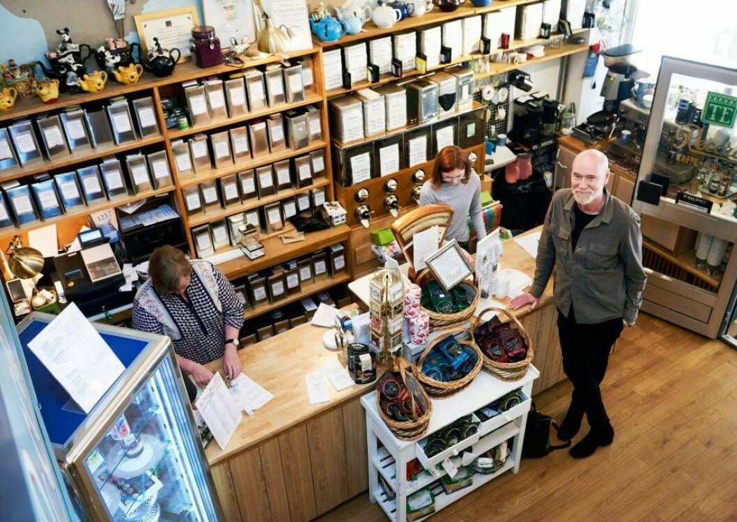 Här i Record Te- och Kaffehandel brukade Lars Wallin köpa små glasfigurer som present till sina föräldrar. Butiken startades redan 1933 och har sedan tidigt 40-tal funnits på Storgatan i Skövde berättar expediterna Jeanette Gradh-Karlsson och Alice Finnborg. Foto: Tommy Hvitfeldt