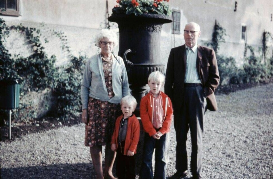 Lars och lillebror Hans med mormor och morfar, Gerda och Erik Tiberg. Foto: Privat