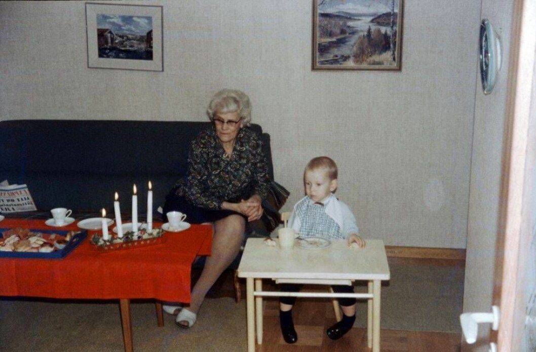 Mormor Gerda och Lars, 3 år 1968, efter lillebrors dop. Foto: Privat