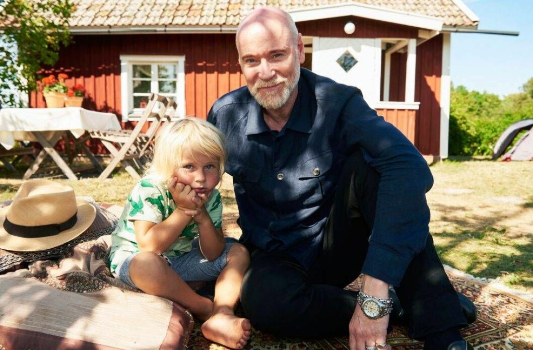 Lars med gudsonen Jackson på torpet där han kopplar av och njuter av tystheten och sommaren. Foto: Tommy Hvitfeldt