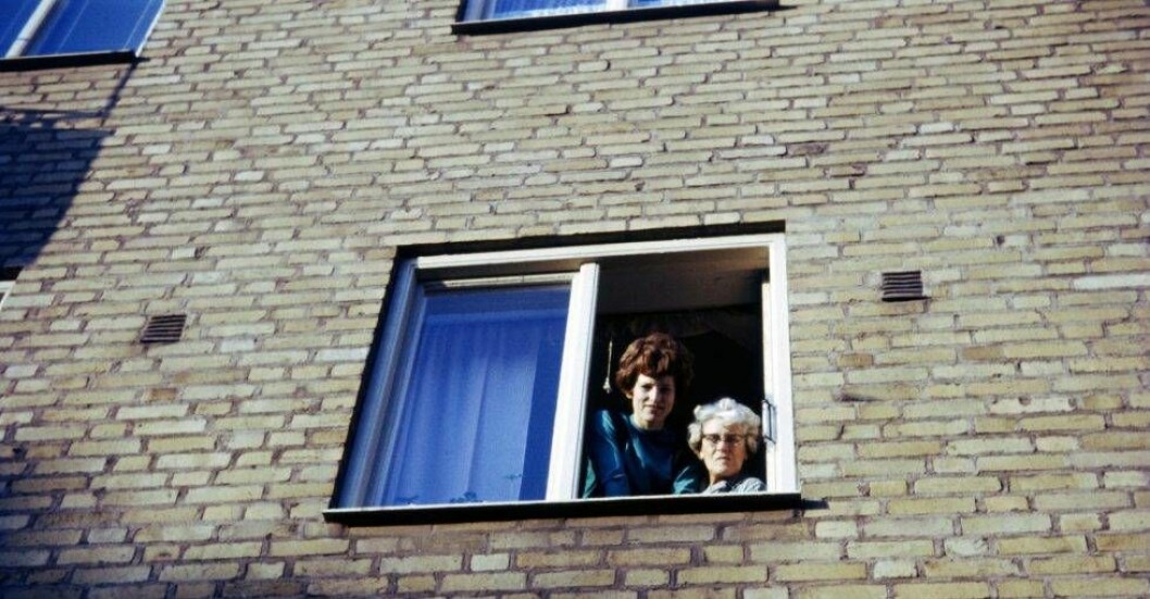 Lars mamma Margareta och mormor Gerda tittar ut från fönstret på Vasagatan 13B i Skövde. Foto: Privat