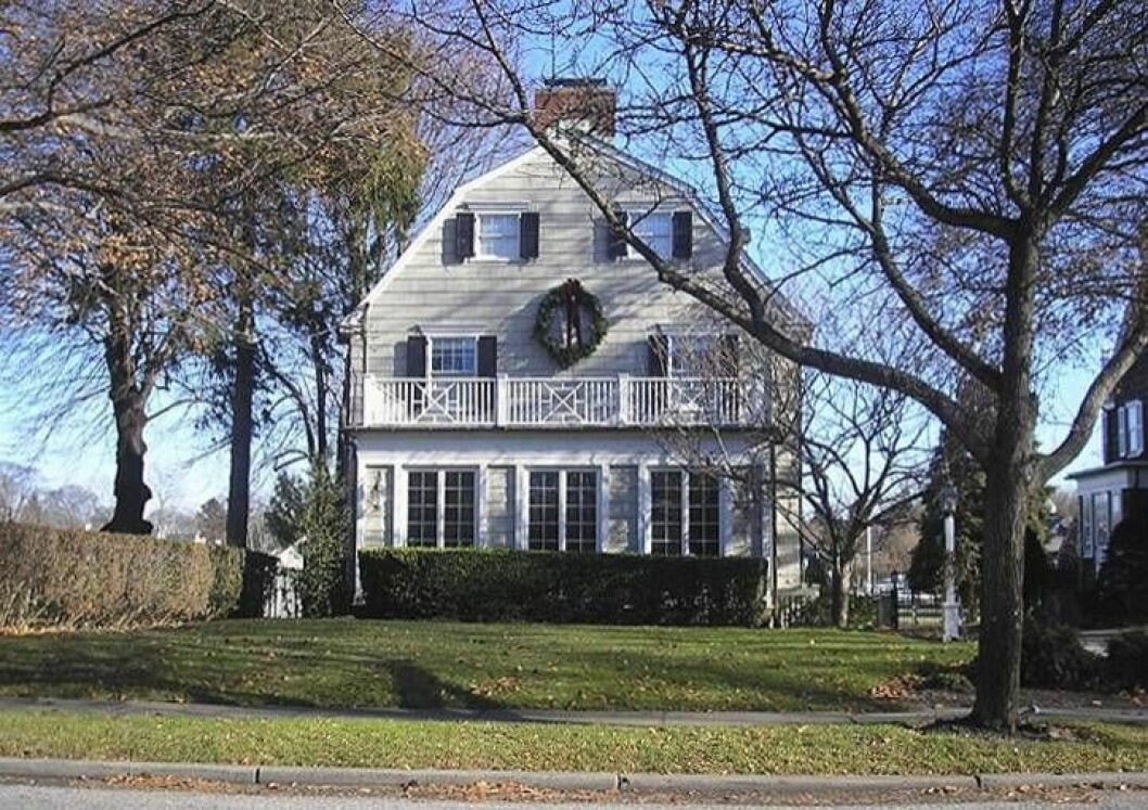 1974 sköt Ronald DeFeo Jr sina föräldrar och fyra syskon i det här huset i Amityville, som nu sägs vara hemsökt. Hemsökt hus i Amityville, USA