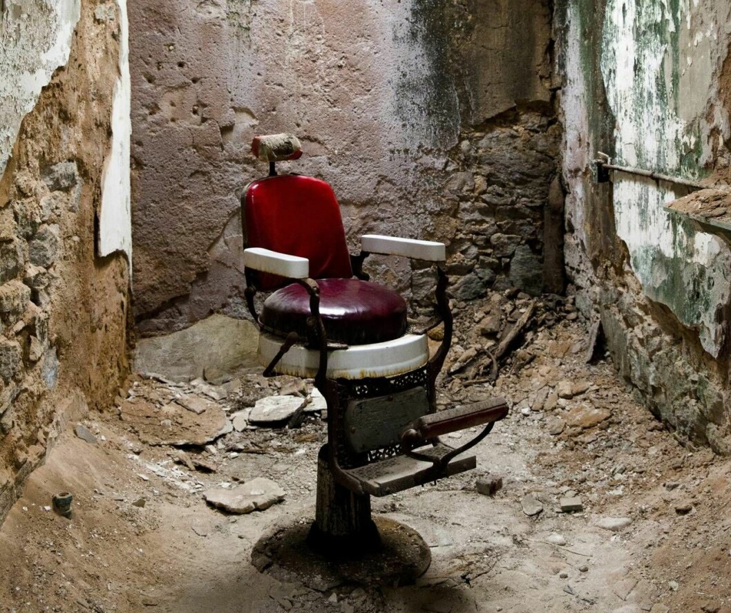 Skriken från förr sägs eka i det nedlagda fängelset Eastern State Penitentiary i Philadephia i USA. Stol i fängelset Eastern state i USA