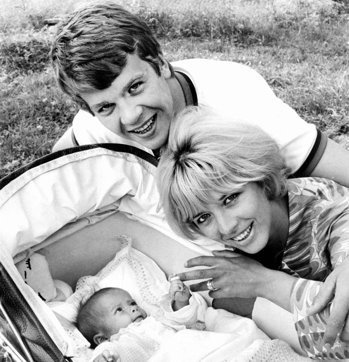 Malin Berghagen med pappa Lasse Berghagen och mamma Barbro ”Lill-Babs” Svensson 1966. Foto: TT Lasse Berghagen, Lill-Babs och en liten Malin Berghagen.