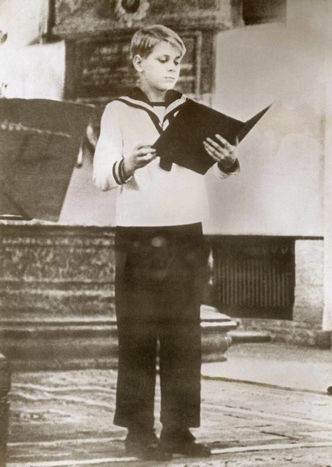 Lasse som elvaårig solist i Stockholms gosskör 1939.