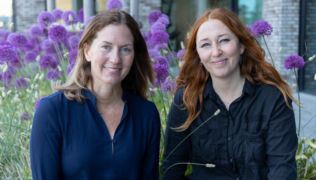 Psykologen Helena Kubicek Boye och Elin Samuelsson sitter bredvid varandra och tittar in i kameran. I bakgrunden syns en tegelfasad och ståtliga lila blommor i en rabatt.