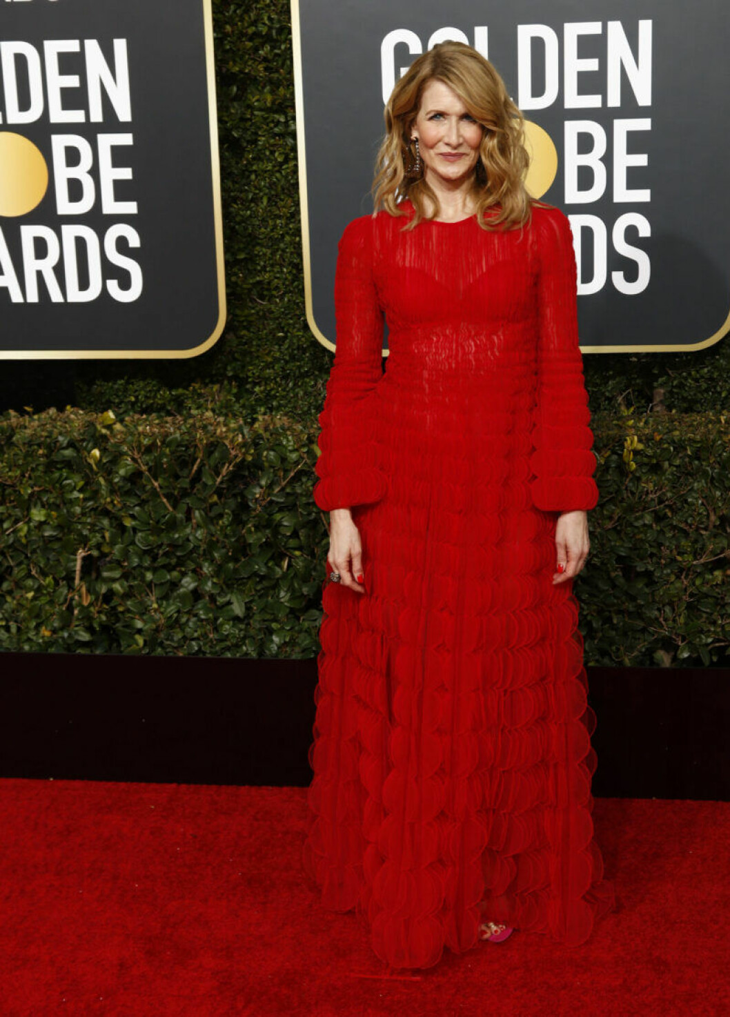 Skådespelaren Laura Dern klädd i vacker röd långklänning från Valentino. Laura Dern på röda mattan på Golden Globe