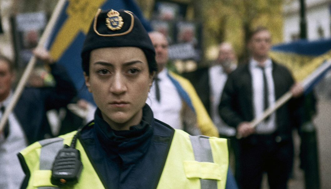 Polisen Leah, spelad av Gizem Erdogan, i en scen i tv-serien Tunna blå linjen.