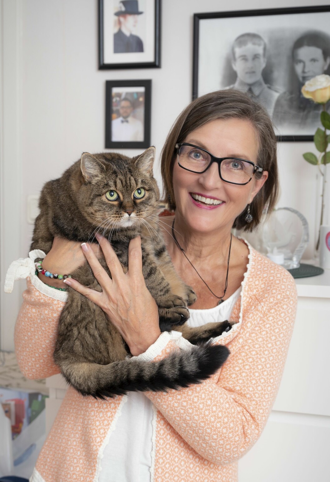 – Det tog tid att hitta tillbaka till mig själv igen, till den glada och positiva person jag är i grunden, säger Lea och berättar att hennes terapi blev att gråta ut hos sina katter och vara nära sina barn. Lea håller upp sin älskade katt.