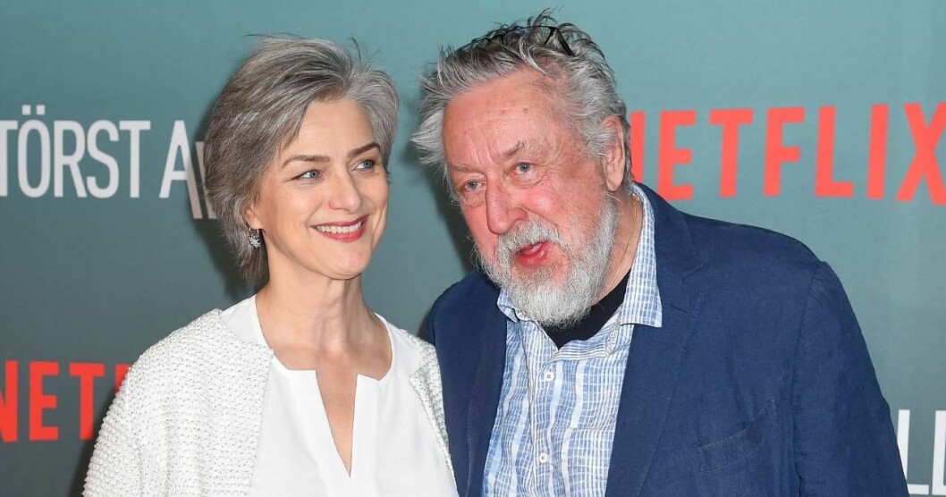 Leif GW Persson och hustrun Kim Persson på röda mattan inför premiären av <em>Störst av allt</em>, en Netflixserie baserad på Malin Persson Giolitos bok. Foto: Karin Törnblom/TT Leif GW Persson och hustrun Kim Persson på röda mattan inför premiären av Störst av allt, en Netflixserie baserad på Malin Persson Giolitos bok.