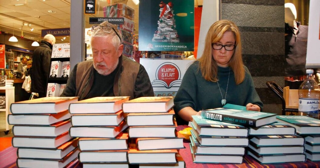 Leif GW Persson signerar böcker tillsammans med dottern Malin Persson Giolito. Foto: Patrik C Österberg/TT Leif GW Persson signerar böcker tillsammans med dottern Malin Persson Giolito