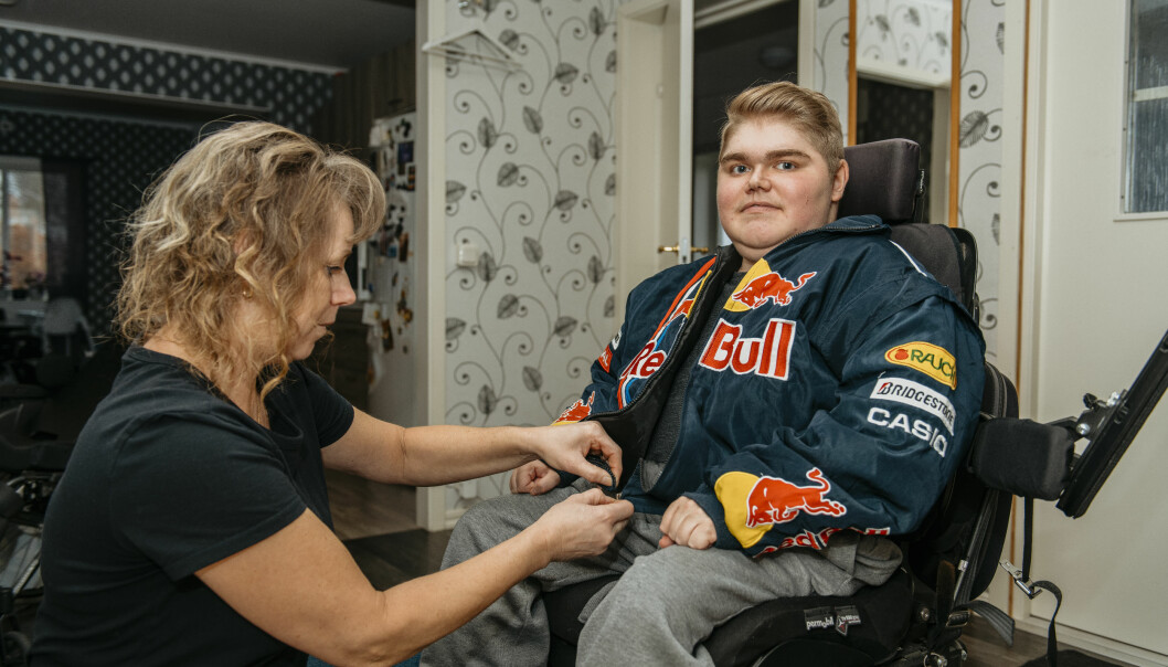 Marcus var fem år när han fick diagnosen Duchennes muskeldystrofi. Hans muskler blir långsamt svagare och i dag behöver han hjälp med det mesta i vardagen. Här hjälper mamma Lena honom att stänga jackan. Lena Aftelöv hjälper sonen Marcus Aftelöv, som sitter i rullstol, att stänga jackan.