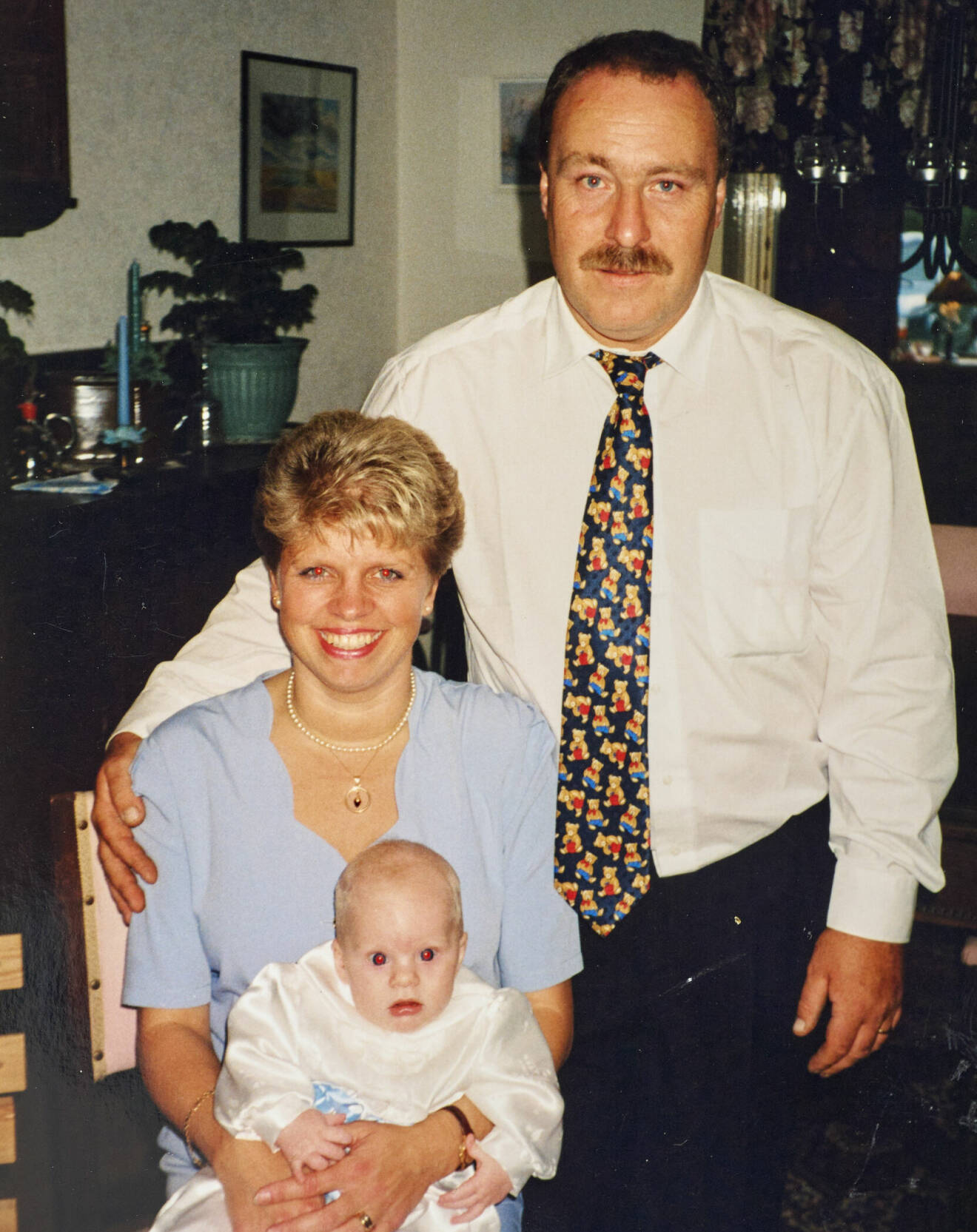 Lena, Martin och Olle på ett gammalt foto från när sonen var nyfödd.