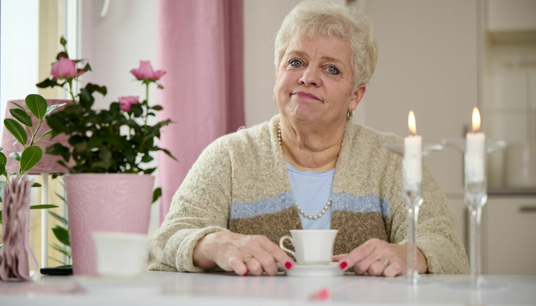 ”Tack och lov har jag haft stort stöd av Olle, mina föräldrar, min syster och min särbo”, säger Lena Bergkvist. Lena Bergkvist har tänt två ljus vid köksbordet.
