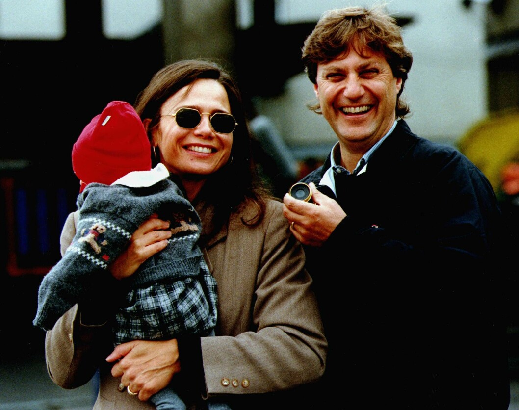 Lena Olin med maken Lasse Hallström och lilla dottern Tora. Året är 1995.