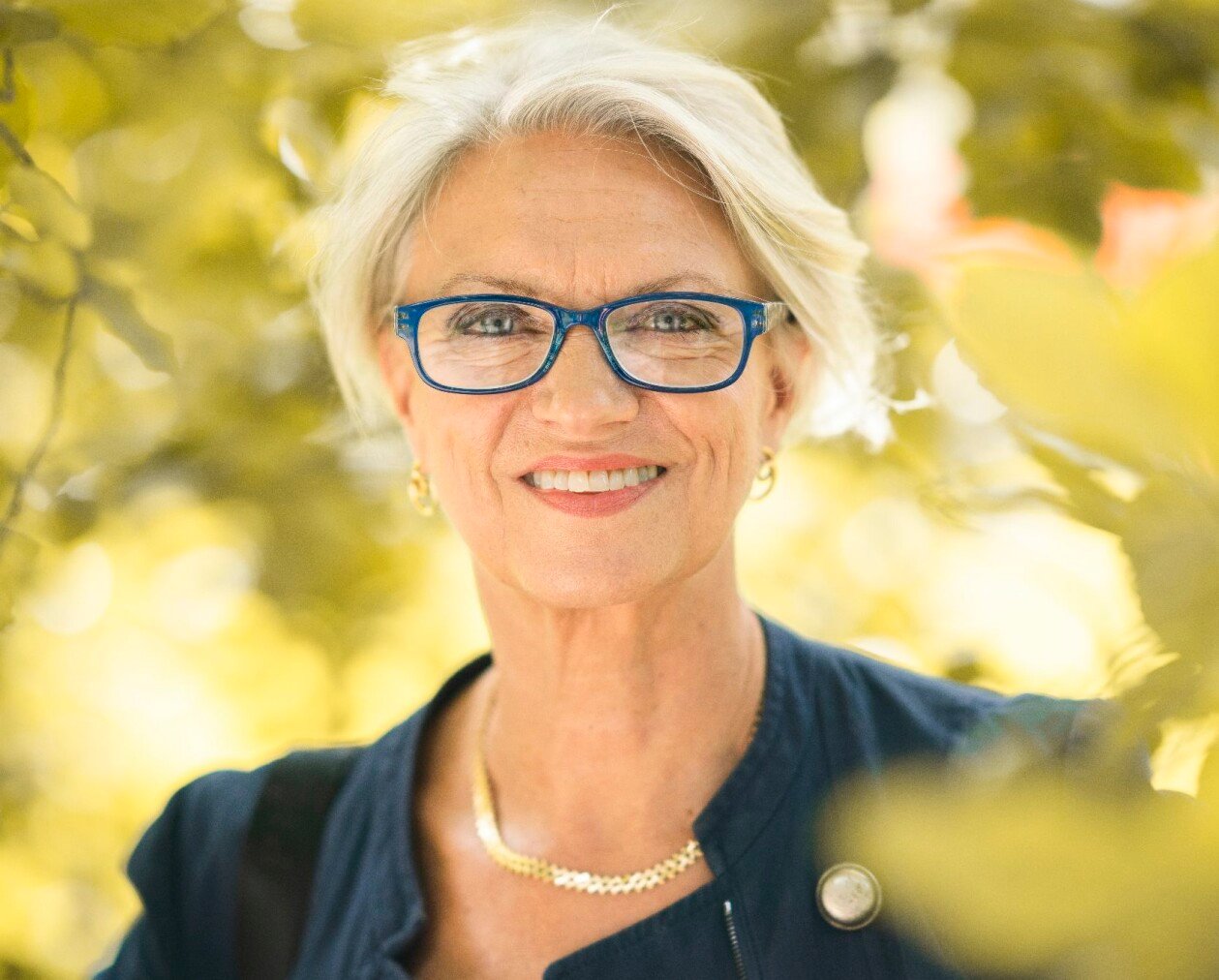 Lena minns fortfarande den dagen hon visade sin mamma bilden på Carina, utan att veta att tjejen på bilden var hennes egen syster. Lena Pålsson fotograferad bland gula höstlöv i Stockholm.