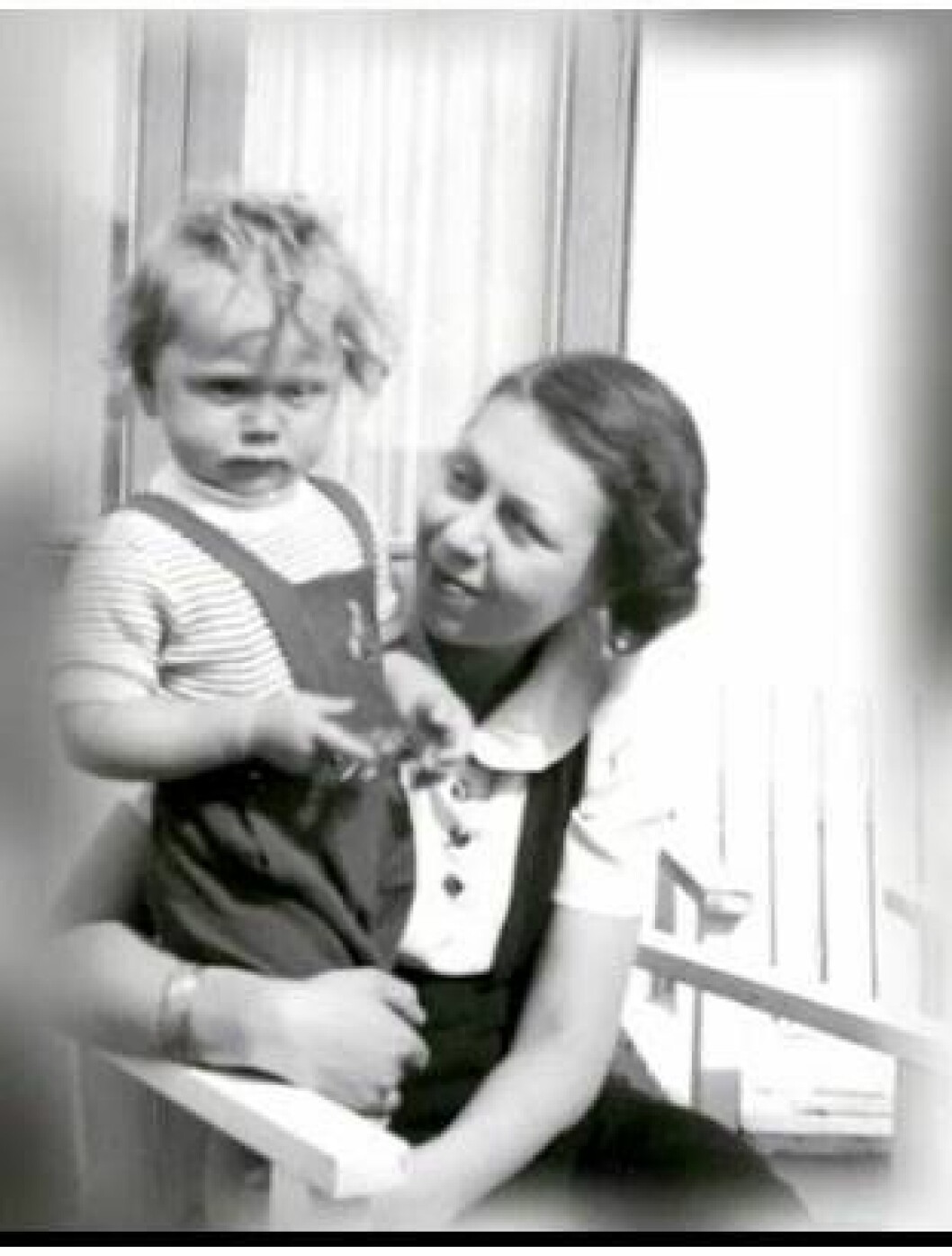 Lilla Lena tillsammans med mamma Ann-Mari. Uppväxten tillbringade hon med mormor och morfar medan föräldrarna gjorde karriär. Foto: SVT Lena Söderblom med sin mamma Ann-Mari