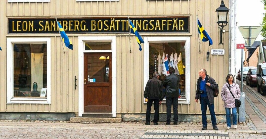 På torget i Nora finns Leon Sandbergs bosättningsaffär. Foto: Ucke Matsson Fasaden på Leon Sandbergs bosättningsaffär i Nora.