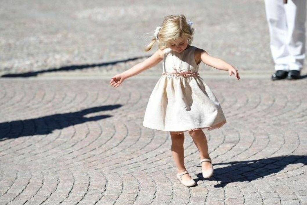 Prinsessan Leonore dansar för sig själv