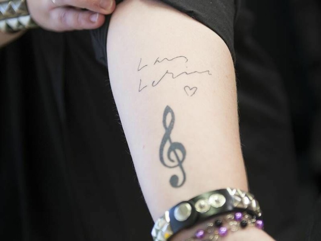 Malins tatueringar, en G-klav och Lars Lerins namnteckning med ett litet hjärta. Foto: Lars Sjöqvist Malins tatueringar förestället en G-klav och Lars Lerins namnteckning