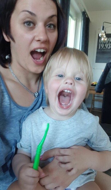 Li Krig tillsammans med sonen Liam. Foto: Privat Li Krig med sonen Liam hemma i Mariehamn.