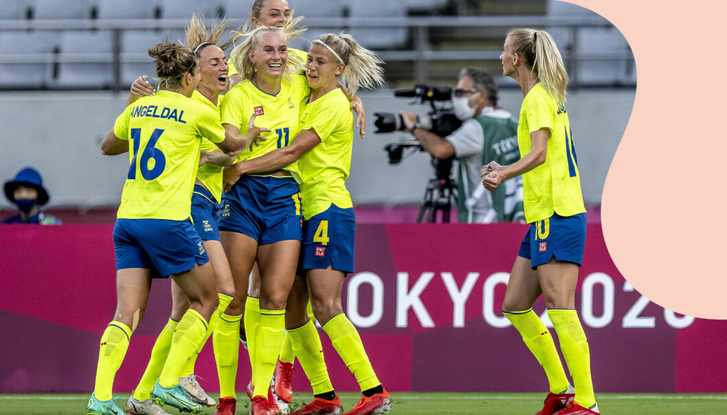 Landslagsspelaren i fotboll, Stina Blackstenius jublar med sina lagkamrater efter att ha gjort mål i landslagsmatchen mellan Sverige och USA.