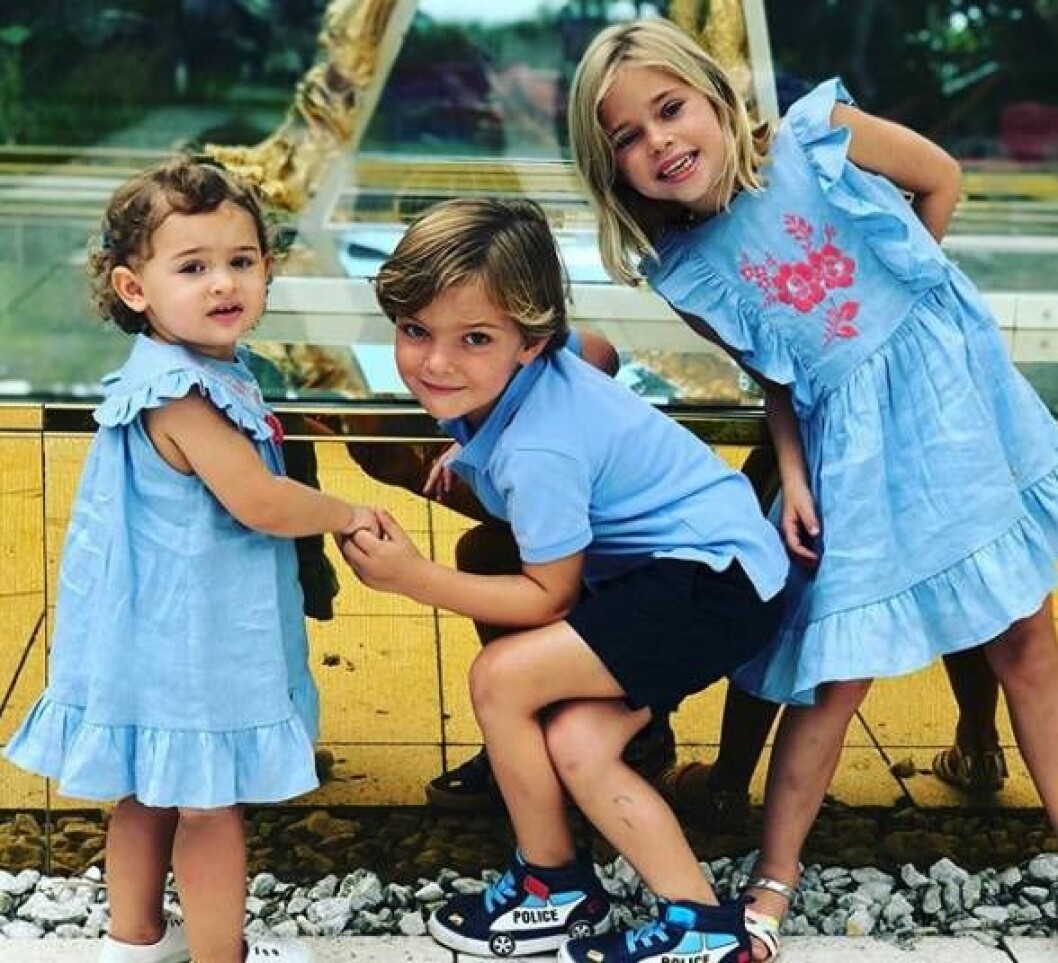 Adrienne, Nicolas och Leonore busar tillsammans på en bild som prinsessan Madeleine har lagt upp via Instagram. Visst är familjens minsting lik Silvia? Foto: Prinsessan Madeleine Adrienne, Nicolas och Leonore busar tillsammans
