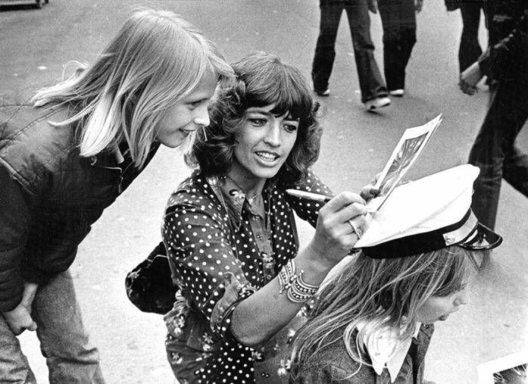 Barbro "Lill-Babs" Svensson skriver autografer 1976.