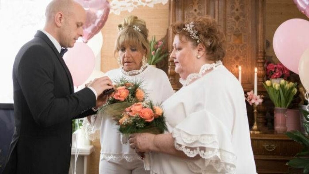 Sin sista roll gjorde Barbro ”Lill-Babs” Svensson som Gugge i <em>Bonusfamiljen</em> i SVT. Här syns hon i säsongsavslutningen av säsong två tillsammans med Fredrik Hallgren och Marianne Mörck. Foto: Ulrika Malm/SVT Barbro "Lill-Babs" Svensson med Marianne Mörck i Bonusfamiljen