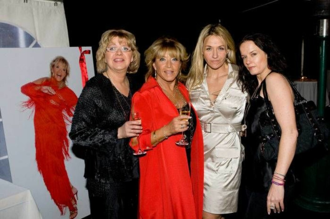 Lill-Babs tillsammans med döttrarna Monica Svensson, Kristin Kaspersen och Malin Berghagen. Foto: IBL Bildbyrå Lill-Babs tillsammans med döttrarna Monica Svensson, Kristin Kaspersen och Malin Berghagen.
