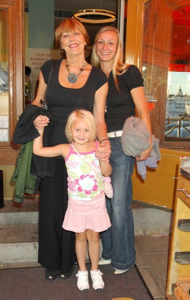 Strävar efter att vara den idealiska mormodern. Lill med dottern Petronella och barnbarnet Tindra, 2009. Foto: TT Lill Lindfors , dottern Petronella Wester och barnbarnet Tindra