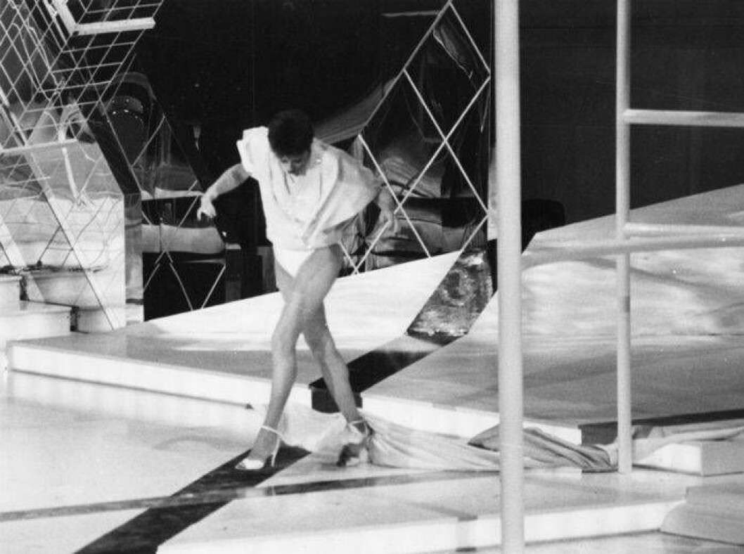 Lill Lindfors tappar kjolen vid <em>Eurovision song contest</em> i Göteborg 1985. Bild: Charles Hammarsten / IBL Bildbyrå Lill Lindfors tappar kjolen vid Eurovision Song Contest i Göteborg 1985.